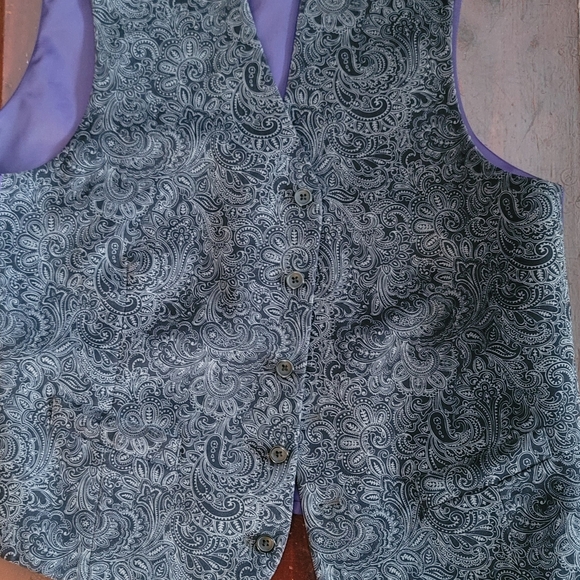 Vest - Picture 4 of 9